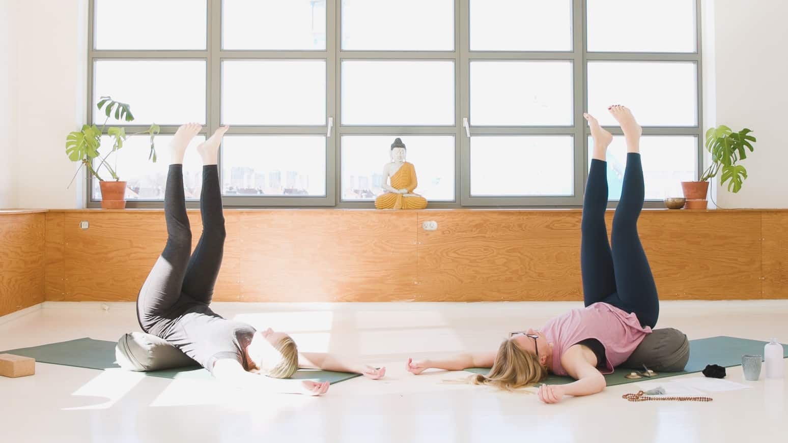 Cathrine underviser online yogaklassen yin for en naturlig udrensning