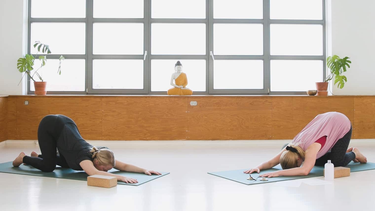 Cathrine underviser online yogaklassen yin for et sundt hjerte