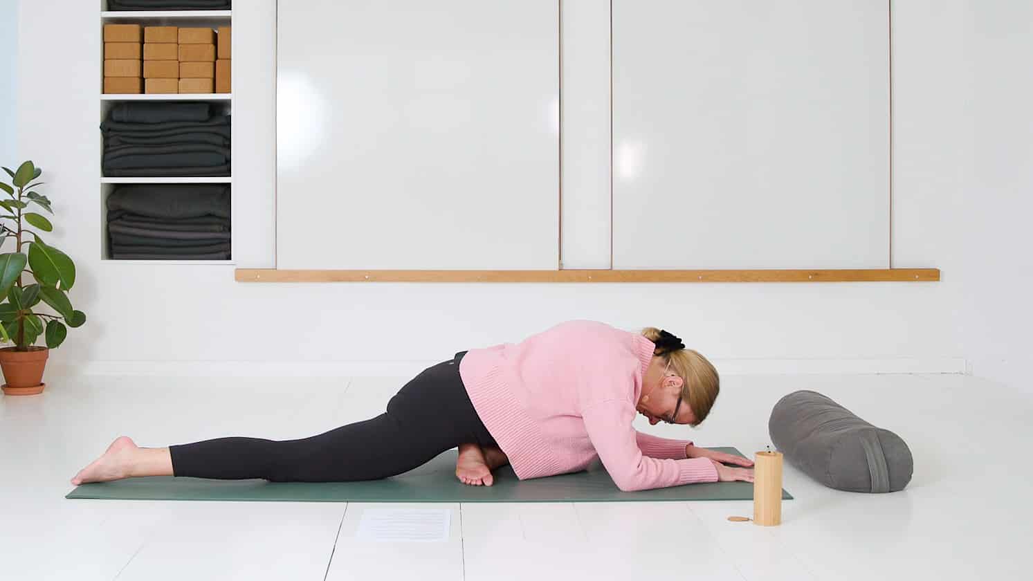Cathrine underviser online yogaklassen Yin for fødder og ben