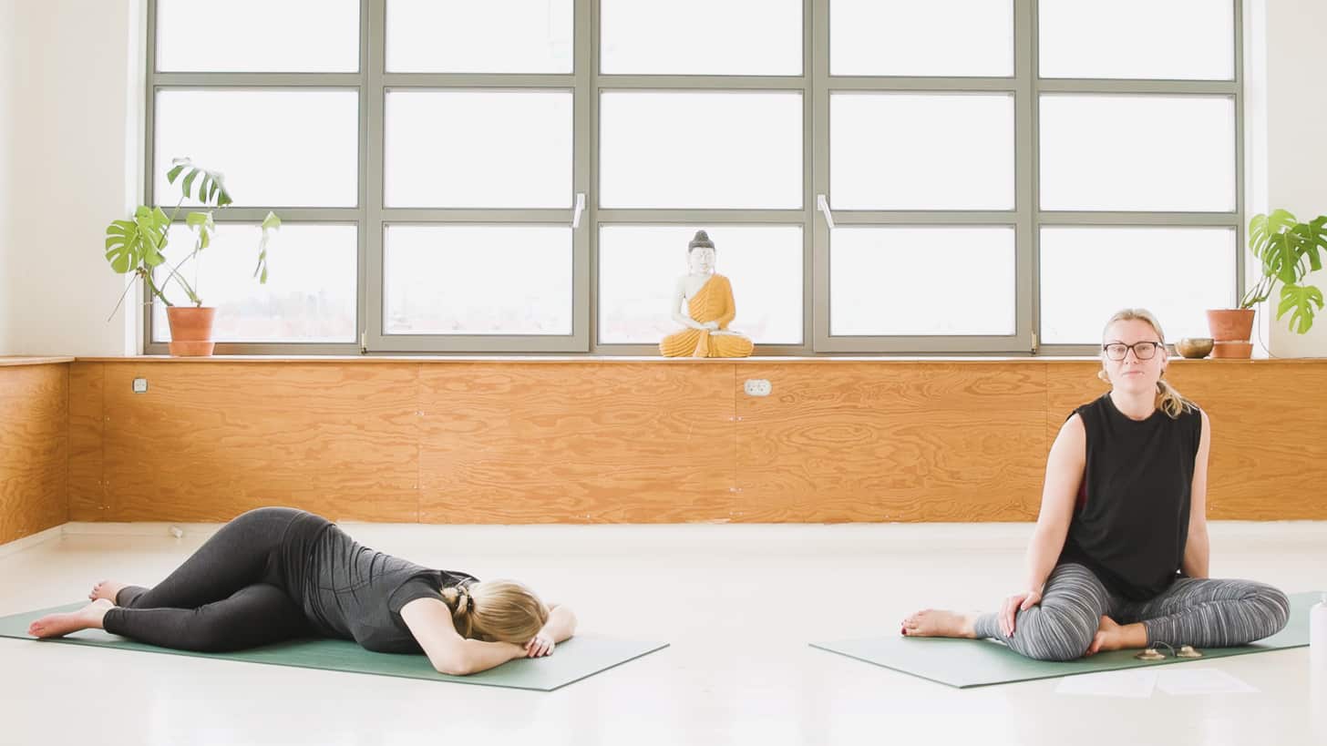 Cathrine underviser online yogaklassen yin for ryggen