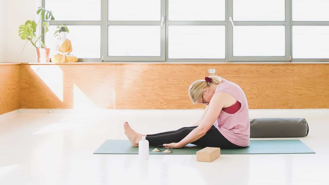 Cathrine viser en yogastilling fra online yogaklassen Yin marathon