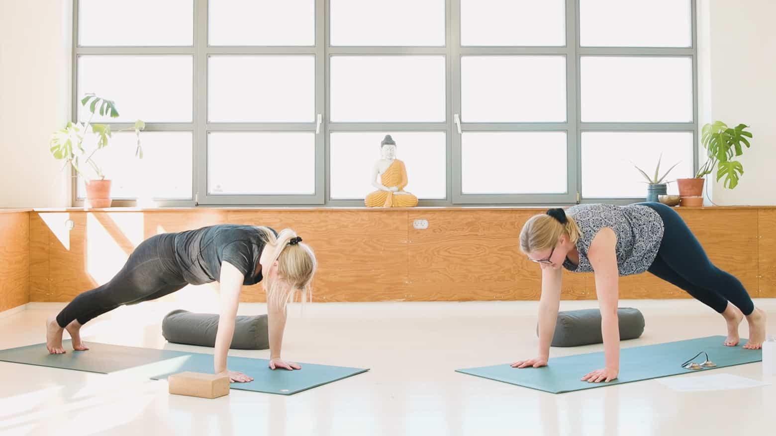 Cathrine underviser online yogaklassen Yin yang for en sund fordøjelse
