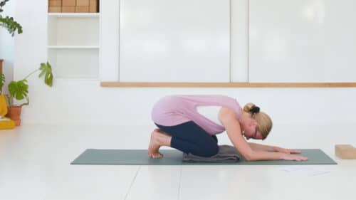 Cathrine underviser online yogaklassen Yin yang yoga for begyndere