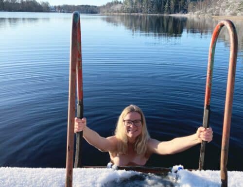 Cathrine vinterbader på yoga retreat i Sverige
