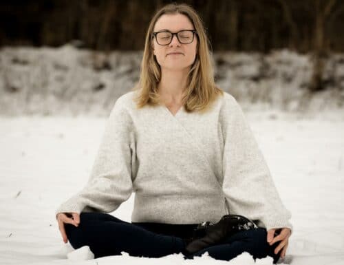 Cathrine mediterer i sneen i Sverige