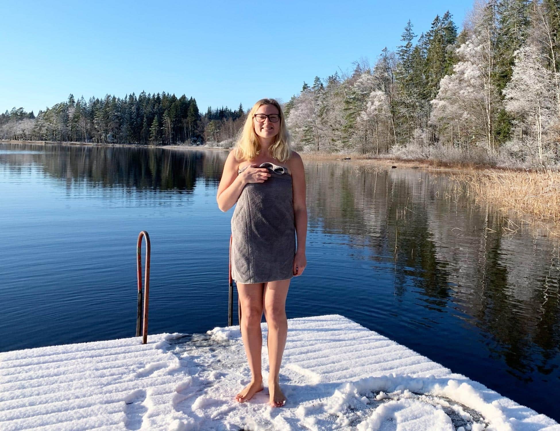 Cathrine efter vinterbadning i snelandsskab på yogaferie i Sverige