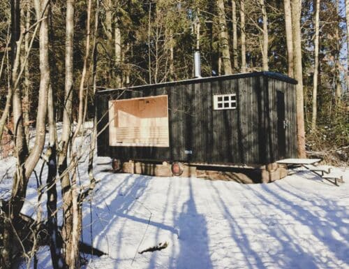 Skurvogn med sauna i skoven på yogeretreat i Sverige