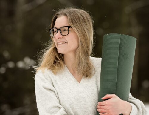 Cathrine med sin yogamåtte i snelandsskab på yogarejse til Sverige