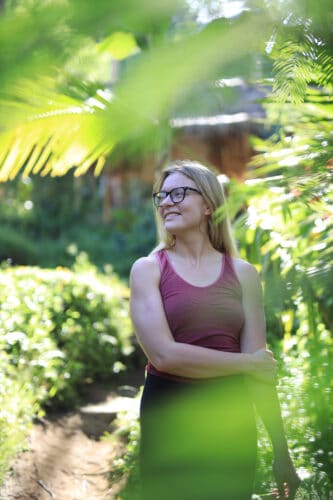 Cathrine i smuk grøn have på Bali hvor hun underviser Yin Yang yogauddannelse
