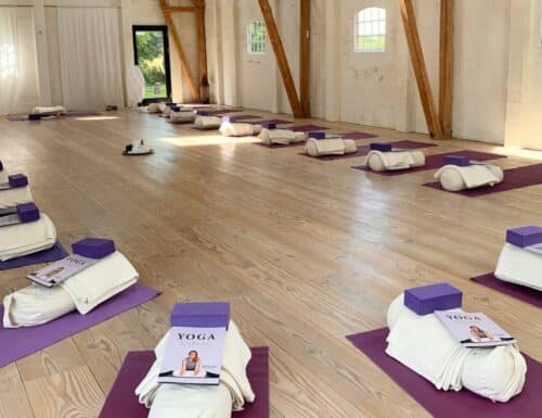 Yogaudstyr lagt klar i den smukke yogasal på yoga retreat på Samsø