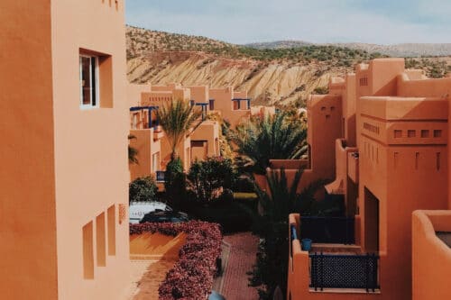 Smukke orange bygninger i ørkenen på Yoga Retreat i Marokko