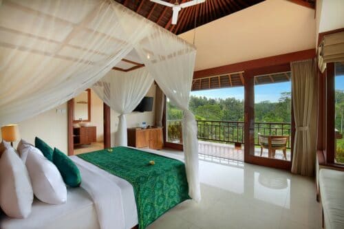 Hotelværelse med kæmpe himmelseng, eget badeværelse, altan og fantastisk udsigt på yoga retreat på Bali
