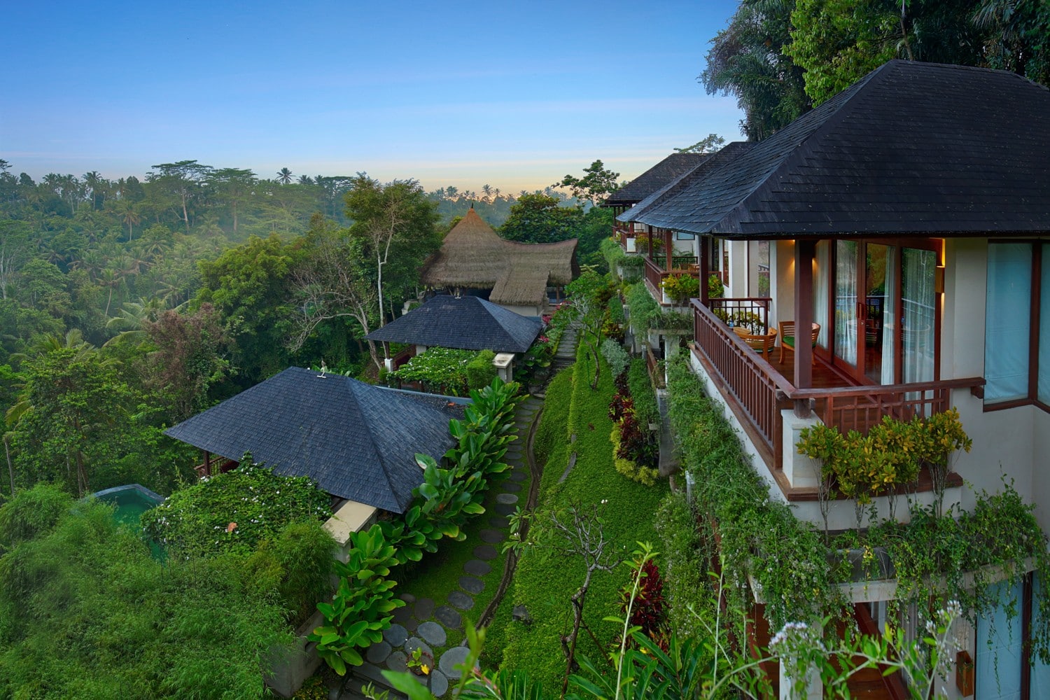 Idyllisk hotel på yogarejse til Bali som ligger midt i junglen