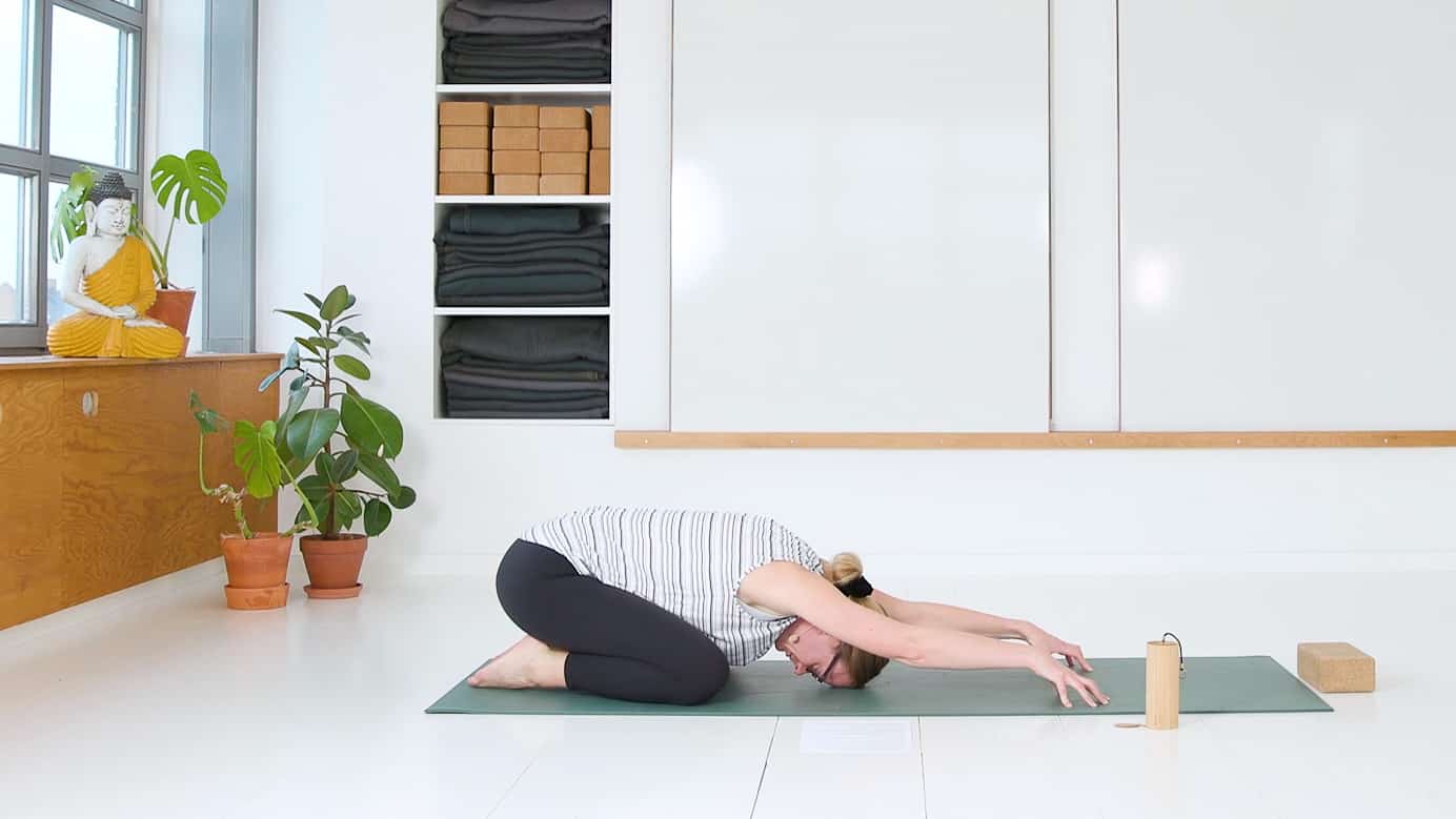 Cathrine underviser online yogaklassen Aftenyoga for skuldre og nakke