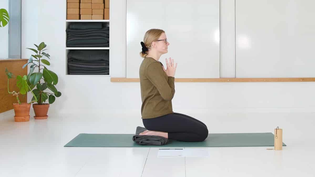 Cathrine underviser yogaklassen yoga for halschakraet online