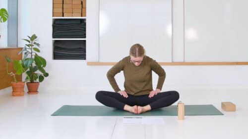 Cathrine underviser yogaklassen yoga for harachakraet online