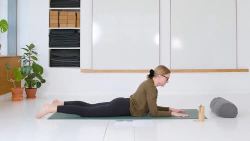 Cathrine underviser yogaklassen yoga for hjertechakraet online