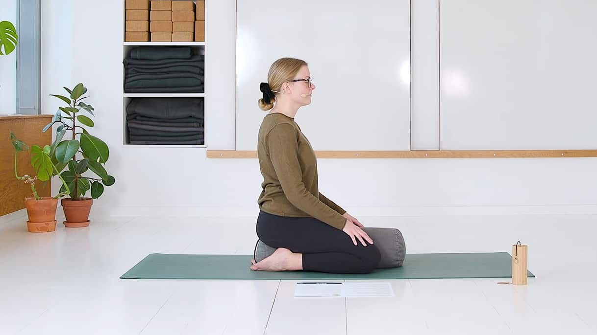 Cathrine underviser yogaklassen Yoga for Hjertechakraet online