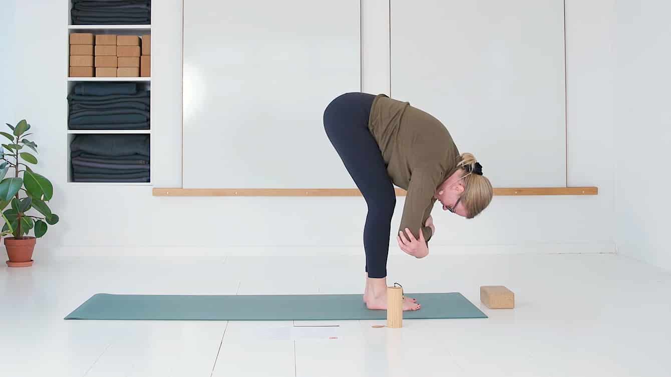 Cathrine underviser yoga for rodchakraet online