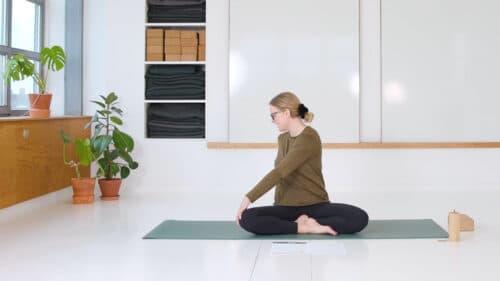 Cathrine underviser yogaklassen yoga for solarplexus chakraet online
