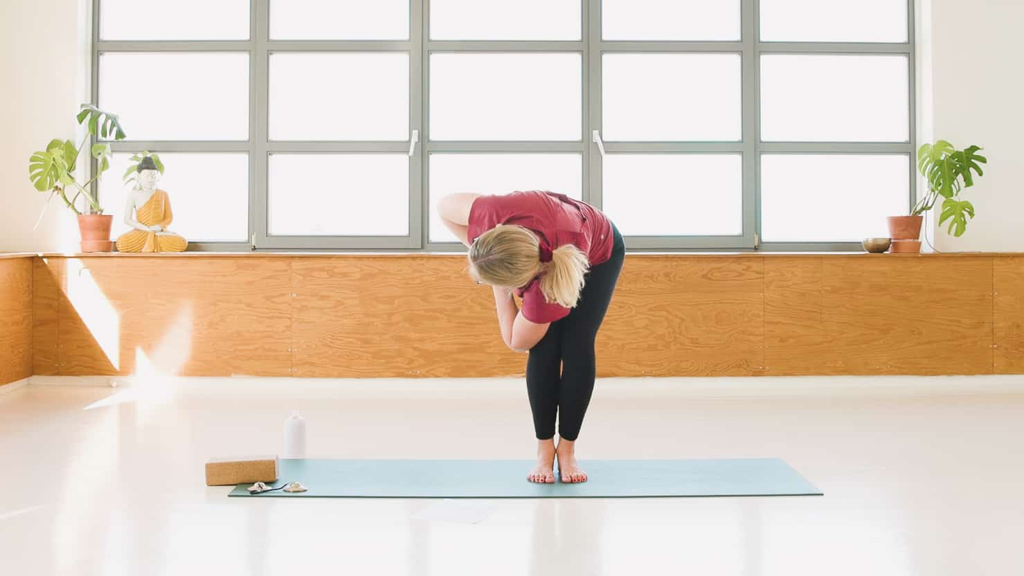 Cathrine underviser online yogaklassen Yoga for en stærk mave