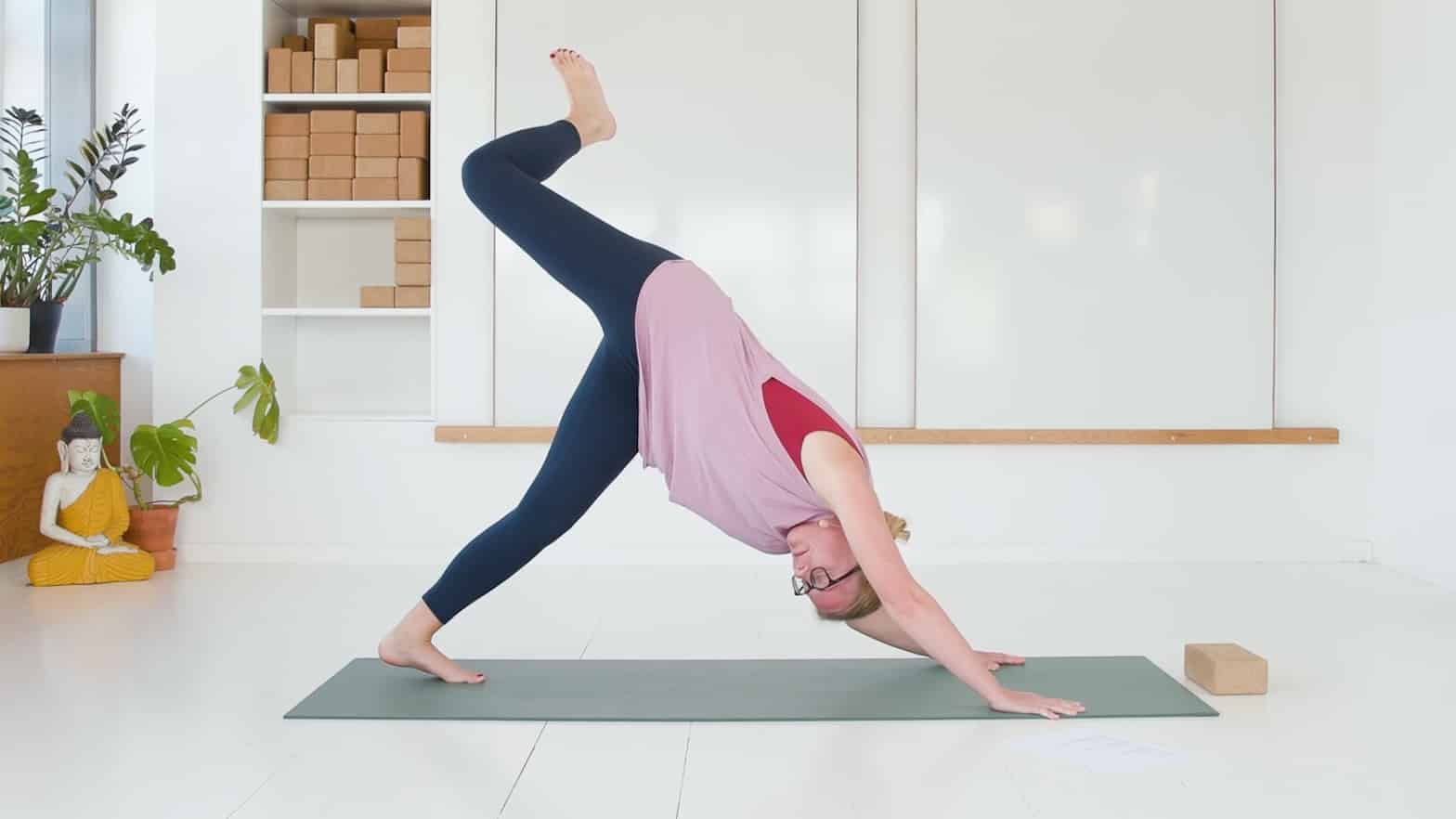 Cathrine underviser online yogaklassen Yoga for sunde hofter