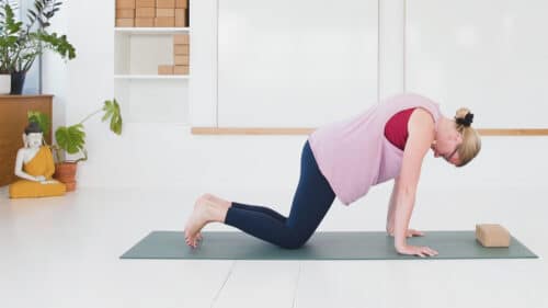 Cathrine underviser online yogaklassen Yoga mod hovedpine