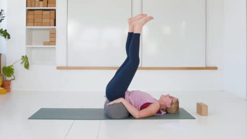 Cathrine underviser online yogaklassen Yoga mod lændesmerter