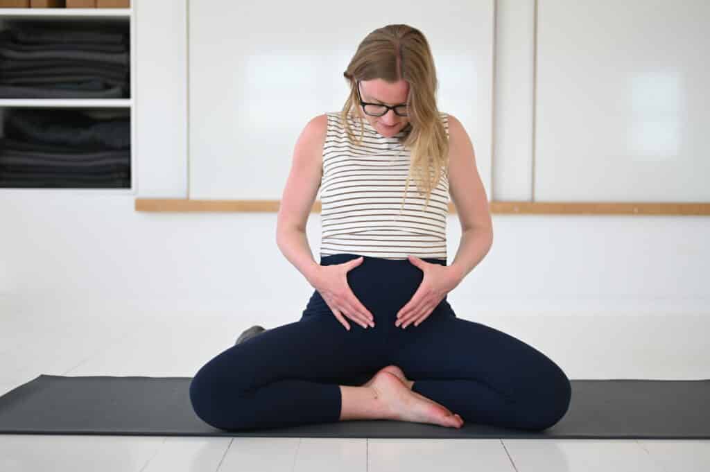 Cathrine viser en yoga øvelse for begyndere