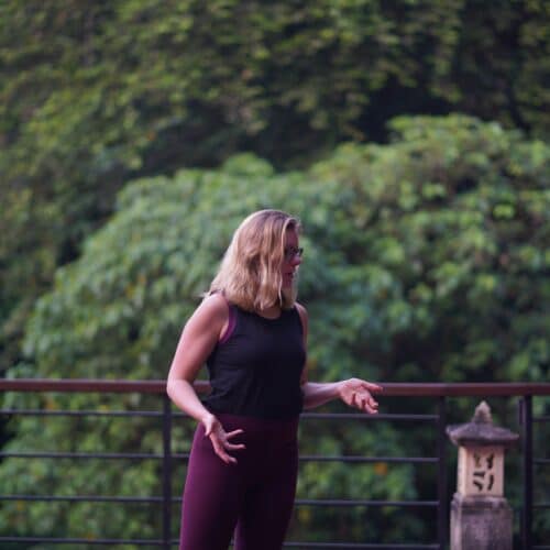 Cathrine underviser yoga på terassen på natursmukke Bali