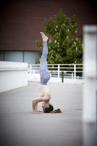 Yogalærer Tine Christensen står på hovedet