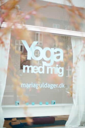 Vindue hos Maria Guldager der laver Yogapodcasten