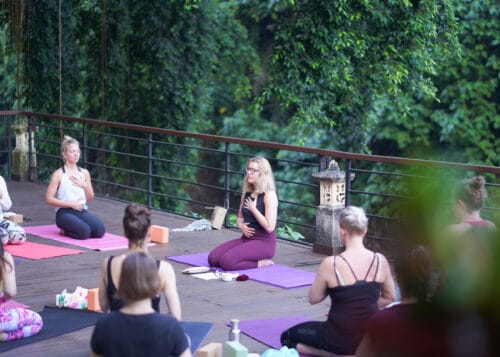 Cathrine underviser mindfulness meditation udenfor på yoga uddannelse på Bali