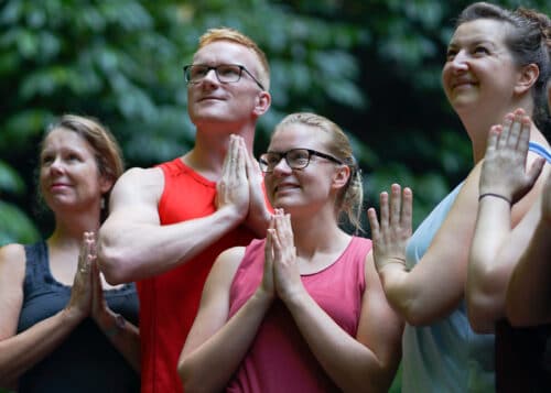 Cathrine, Tommy og yogaelever med hænderne i namaste på yogauddannelse på Bali