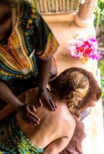yogaelev får massage af lokal kvinde på yogarejse til Zanzibar