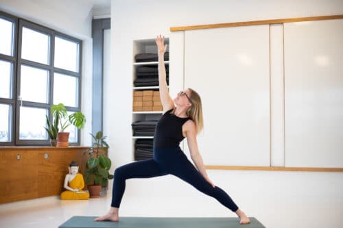 Cathrine viser en selvkærlig yang yogastilling fra Cahtrine Yoga Online