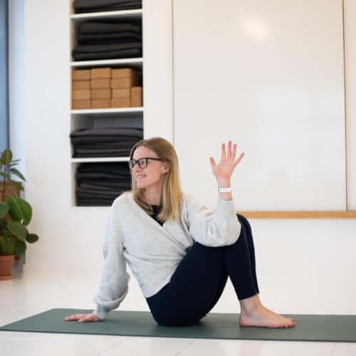 Cathrine viser en yin yogastilling fra Cahtrine Yoga Online
