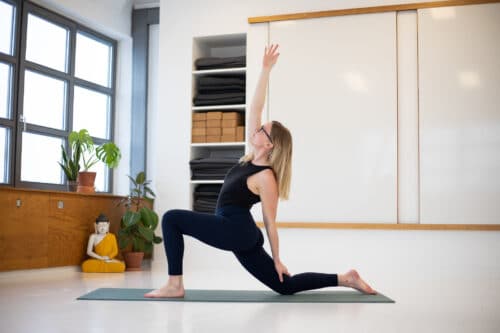 Cathrine viser en yang yogastilling fra Cahtrine Yoga Online