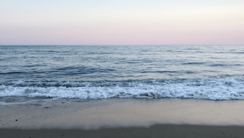 Strandkant, hav og horisont som meditation