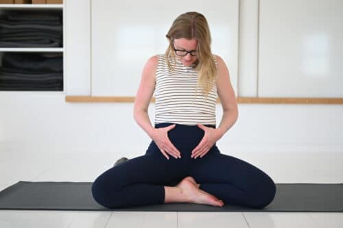 Gravid Cathrine laver rolig morgenmeditation