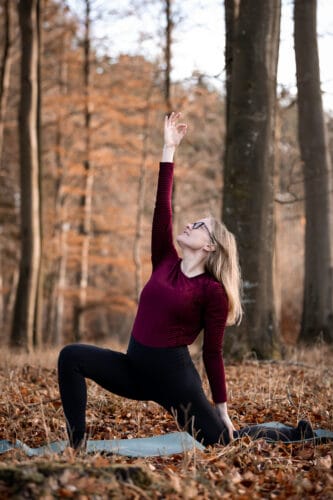 Cathrine laver en yogastilling fra Yogakuren i en skov