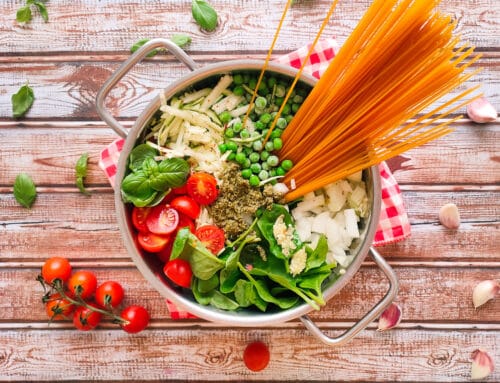Grøn one pot pasta med tomat, hvidløg, ærter, løg, basilikum, spuash og pesto