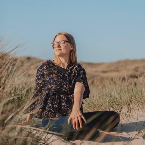 Cathrine laver yoga i klitterne i Vestjylland
