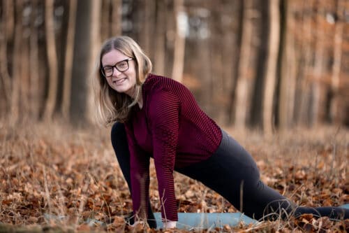 Cathrine laver yin yang yoga for afgiftning i en skov