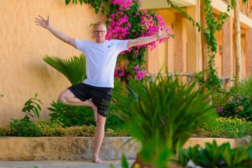 Tommy laver yoga på Zanzibar