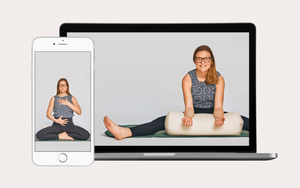 Smartphone og bærbar computer der viser billeder fra Yin Yogakuren