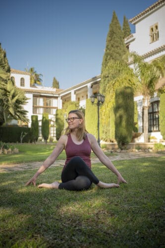 Cathrine laver et yogastræk i haven på Yoga Retreat i Spanien