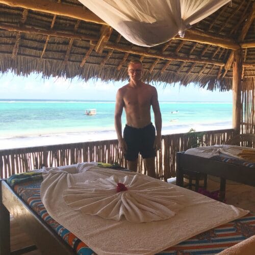 Tommy på yogaferie på Zanzibar