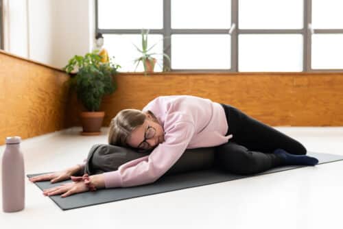 Tid til ro yoga (25 minutter) - Online yoga for indre ro og balance