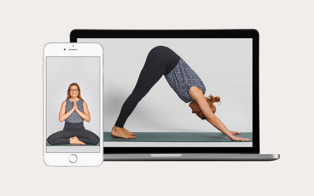 Smartphone og laptop med billeder af Cathrine der laver yoga